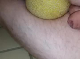 La Tentatrice Au Gros Melon Suce La Poupée Et Reçoit Une Grosse Bite Noire Dure Dans Sa Chatte Juteuse.