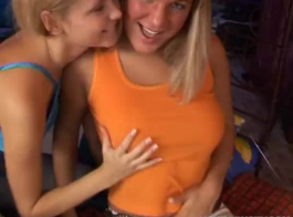 Des Adolescentes Lesbiennes Sexy Se Partagent Une Bite Bien Dure Devant La Caméra.