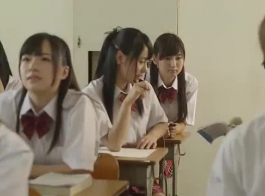Des Jeunes Filles Japonaises Sont Agenouillées Devant Leur Partenaire Et Sucent Doucement Sa Bite Dure.