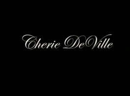 Cherie Deville Est Une Charmante Dame Blonde Qui Aime Lui Montrer Ses Seins Et Sa Chatte.
