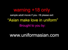 Une Jolie écolière Asiatique Porte Son Uniforme Avec Une Certaine Excitation Sexuelle.