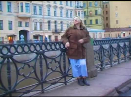 La Jeune Femme Russe A Enlevé Son String Et A Commencé à Se Masturber Devant La Caméra.