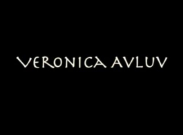 Veronica Avluv Et Jenna Sativa Sont Sur Le Point De Faire L'amour L'une Avec L'autre, Dans Une Salle De Massage.