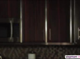 La Maîtresse D'ébène Farrah Ryder Suçant Une Grosse Bite Noire Et Se Faisant Pilonner Brutalement.