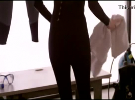 Femme Nue Dans Une Chemise Noire Est Sur Le Point De Décoller Ses Vêtements Pour Se Masturber Dans Les Toilettes
