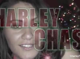 Charley Chase Est à Genoux, Dans Une Position De Levrette Devant Son Gars Et Sucer Sa Bite