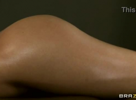 Asa Akira Montre Dans La Cuisine Et Se Masturbe Avec Son Jouet De Sexe Avant De Se Faire Clouer