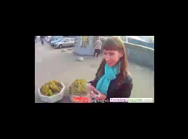 Brunette Russe Travaille Comme Une Prostituée Et Ayant Des Relations Sexuelles Avec Le Chauffeur De Taxi, Sur Le Canapé